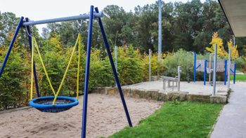 Spielplatz mit Schaukel und Sandkasten