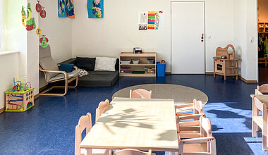 Kita Kleine Riesen Hannover Badenstedt - Krippenraum mit Tisch und Spielgeräten