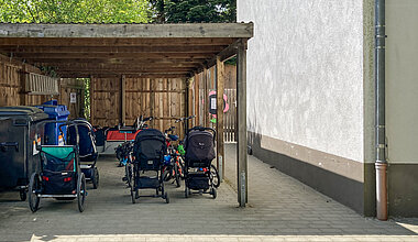 Kita Little Giants München Waldperlach - Carport für Kinderwagen und Fahrräder