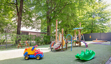 Garten mit Spielgeräten der Kita Kleine Riesen München Schwabing
