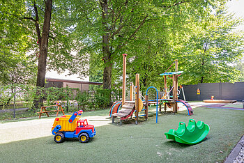 Garten mit Spielgeräten der Kita Kleine Riesen München Schwabing