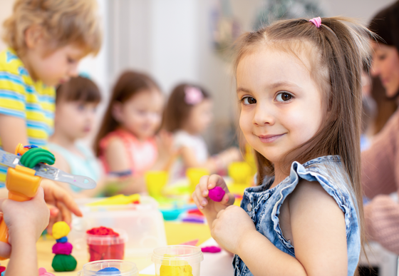 Kinder spielen mit Knete - Kita