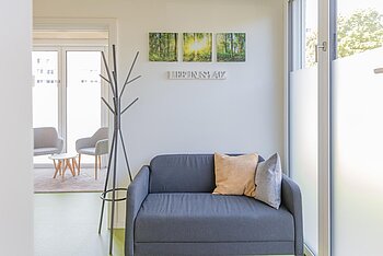 Elternecke mit Couch der Kita Kleine Riesen München Neuperlach-Zentrum