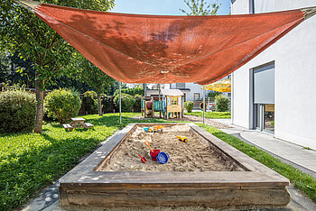 Sandkasten im Garten der Kita Kleine Riesen München Waldperlach, Waldheimplatz