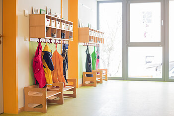 Garderobe der Kita Kleine Riesen München Waldperlach, Waldheimplatz