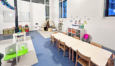  Kita Little Giants Esslingen Alte Feuerwache - Gruppenraum mit großem Tisch