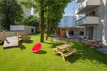 Garten mit Spielgeräten der Kita Kleine Riesen München Neuperlach-Zentrum