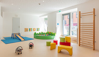 Turnraum mit Spielgräten und Sprossenwand der Kita Kleine Riesen München Schwanthalerhöhe