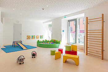 Turnraum mit Spielgräten und Sprossenwand der Kita Kleine Riesen München Schwanthalerhöhe