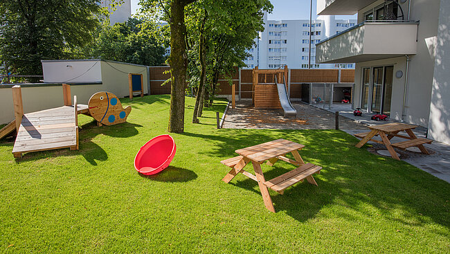 Garten mit Spielgeräten der Kita Kleine Riesen München Neuperlach-Zentrum