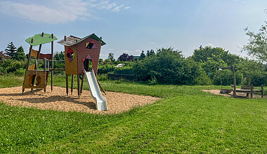 Außenspielplatz mit Rutsche, Klettergerüst und Sandkasten der Kita Kleine Riesen Magdeburg