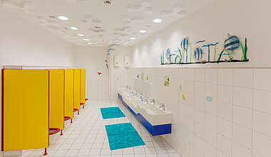 Toiletten und Waschbecken der Kita Kleine Riesen München Schwabing