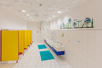 Toiletten und Waschbecken der Kita Kleine Riesen München Schwabing
