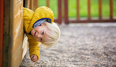 Kita Kleine Riesen Münster Aaseestadt - Junge spielt auf Spielplatz