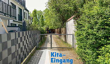 Kita Little Giants München Waldperlach - Eingang zum Kita-Gelände