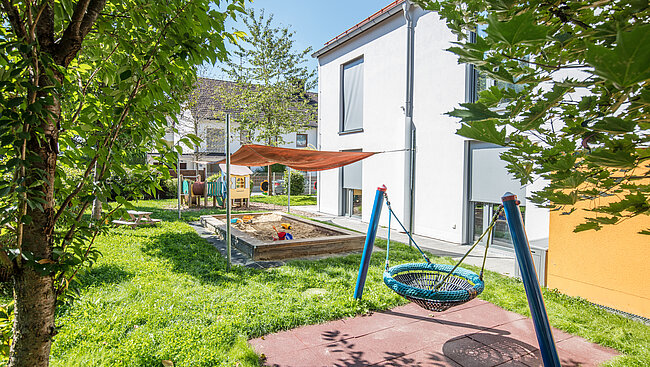 Kitagebäude und Spielplatz der Kita Kleine Riesen München Waldperlach, Waldheimplatz