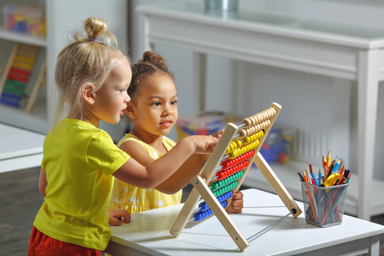 Kinder spielen mit Rechenschieber - MINT in der Kita