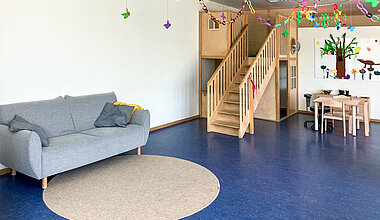 Kita Kleine Riesen Hannover Badenstedt - Kindergartenraum mit Sofa und Spielturm