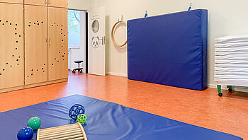 Kita Little Giants Hamburg Lokstedt - Schlafraum und Turnhalle