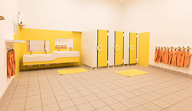 Toilette mit Waschbecken der Kita Kleine Riesen München Bogenhausen Bavaria Towers