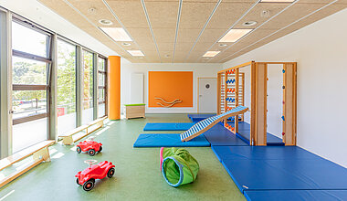 Turnraum mit Spielgräten und Klettergerüst der Kita Kleine Riesen München Schwabing