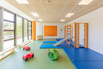 Turnraum mit Spielgräten und Klettergerüst der Kita Kleine Riesen München Schwabing