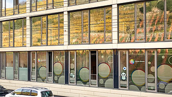 Kita Kleine Riesen Esslingen Hengstenberg Areal - Gebäude mit Fensterbeklebung