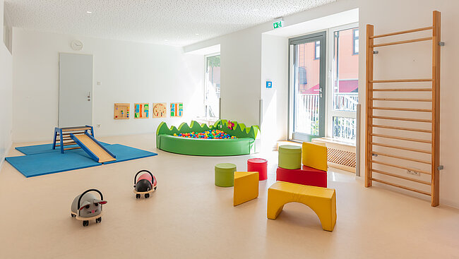 Turnraum mit Spielgräten und Sprossenwand der Kita Kleine Riesen München Schwanthalerhöhe