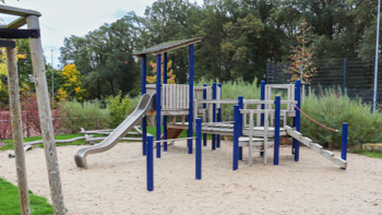 Spielplatz mit Rutsche und Sandkasten