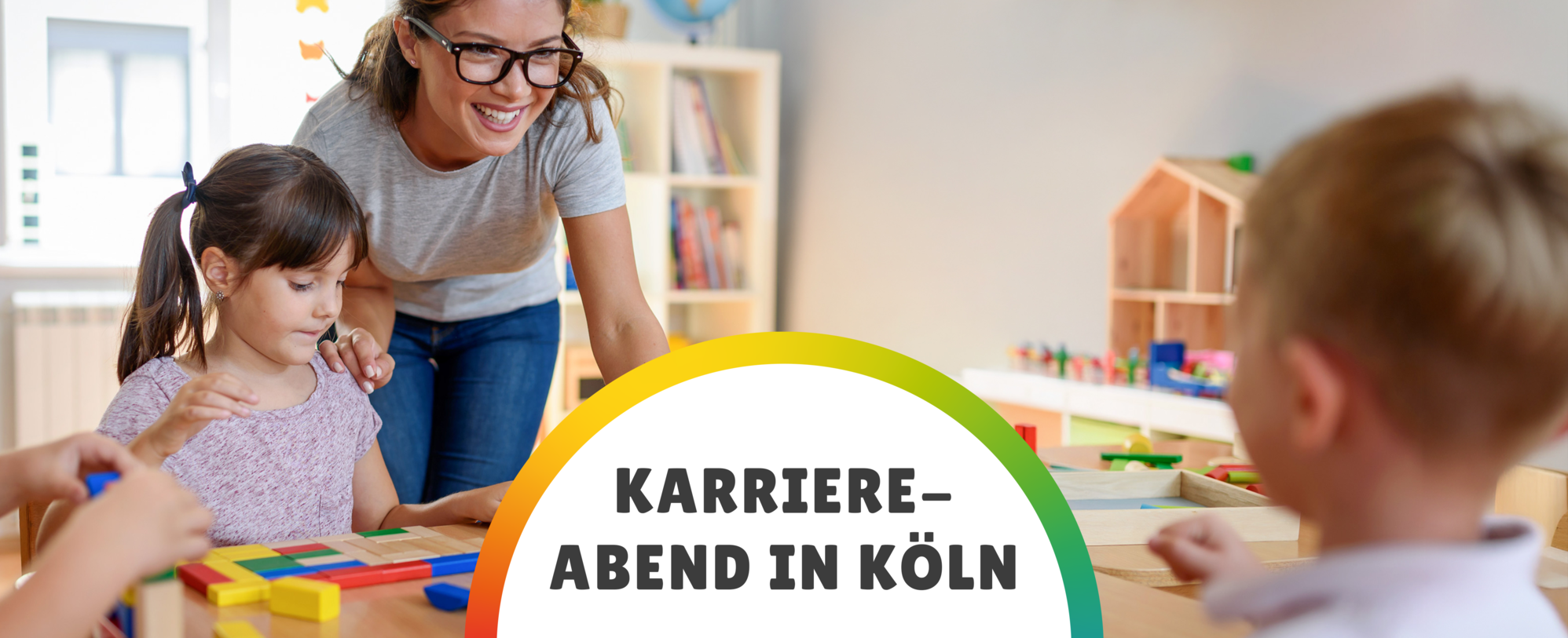 Glückliche Erzieherin steht neben Kindern am Tisch, die mit Holzklötzen bauen, inkl. Schriftzug "Karriereabend in Köln"