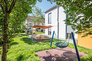 Kitagebäude und Spielplatz der Kita Kleine Riesen München Waldperlach, Waldheimplatz
