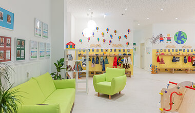 Garderobe und gemütlicher Elternbereich der Kita Kleine Riesen München Schwanthalerhöhe