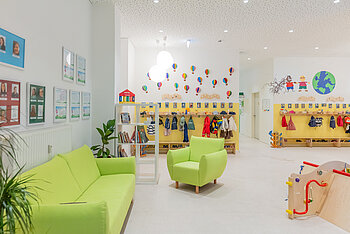 Garderobe und gemütlicher Elternbereich der Kita Kleine Riesen München Schwanthalerhöhe