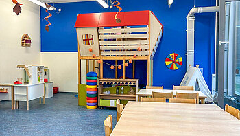 Kita Kleine Riesen Esslingen Hengstenberg Areal - Spielhaus und Tisch