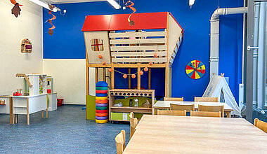 Kita Kleine Riesen Esslingen Hengstenberg Areal - Spielhaus und Tisch